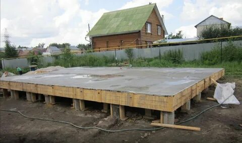 Фундамент с подпорной стеной для участка с уклоном